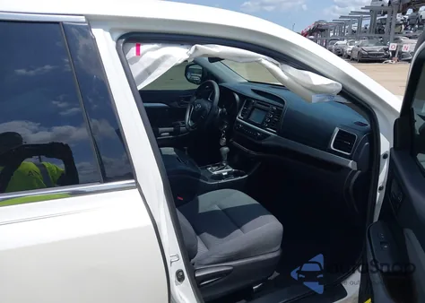 2019 Toyota Highlander Le z USA, uszkodzony, nr VIN 5TDZARFH0KS060236